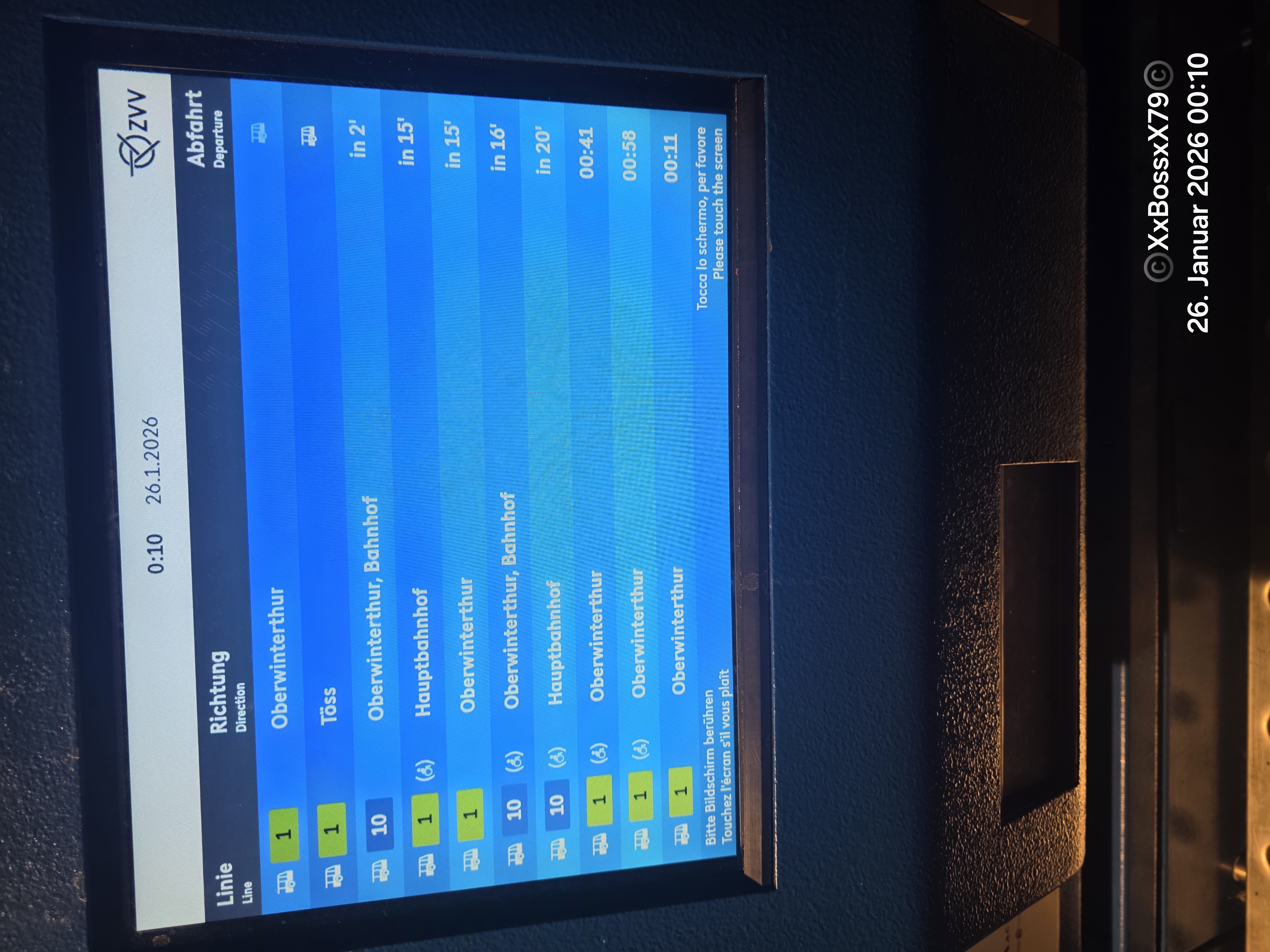Digitales Abfahrtsdisplay mit widersprüchlichen Zeiten